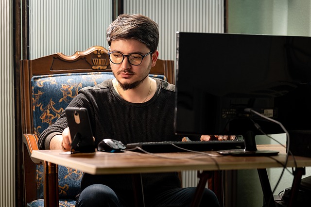 male, internet, freelancer, device, adult, online, person, entrepreneur, technology, forward, using, browsing, man, working, computer, network, laptop, learning, laughing, workplace, job, wireless, looking, desk, connected